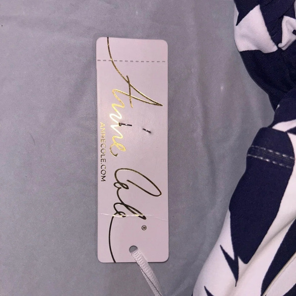 Women's Retro Twist Front Shirred One Piece
Swimsuit Size 24 W - Picture 4 of 5